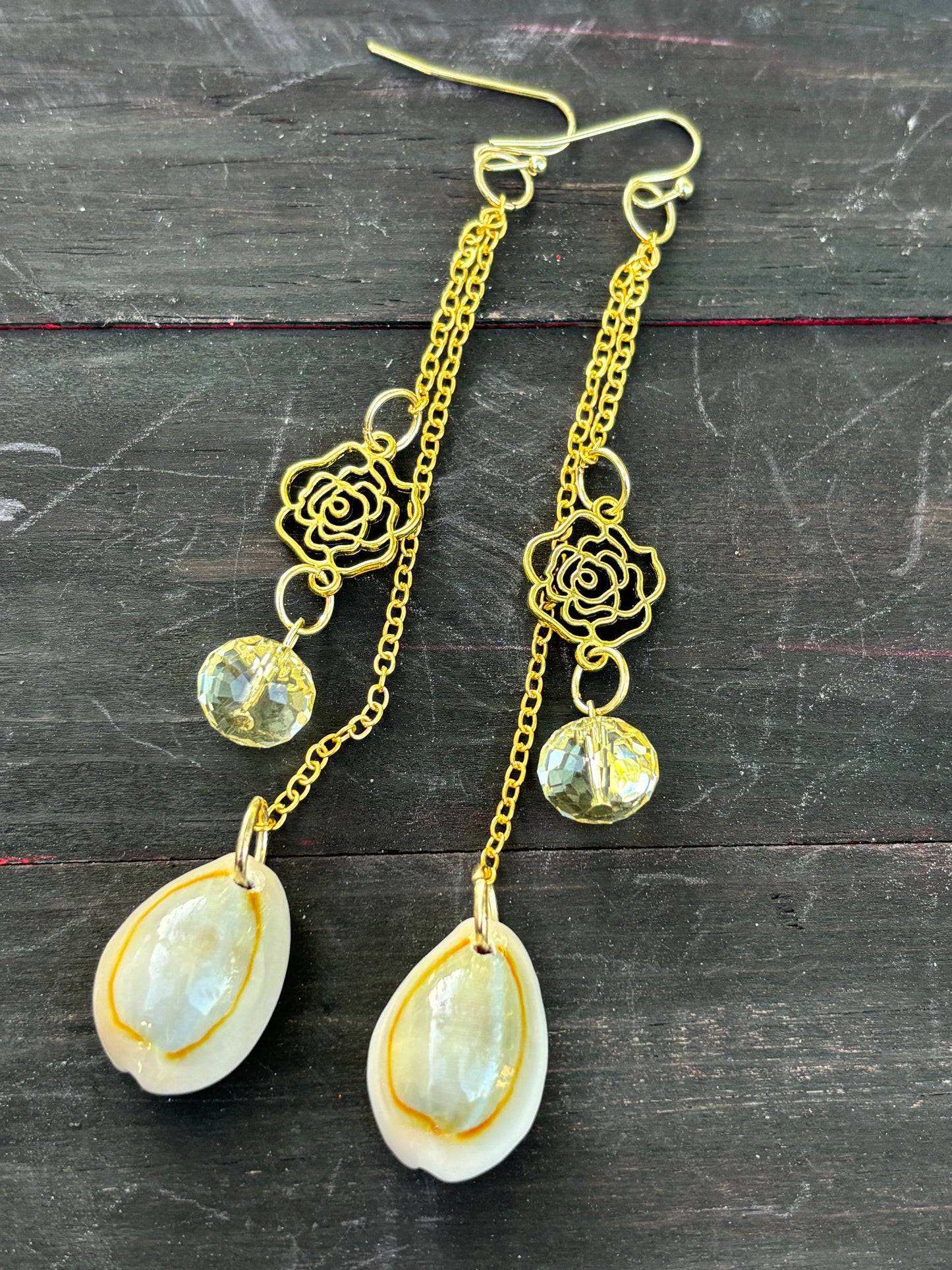 Chain with cowrie shell