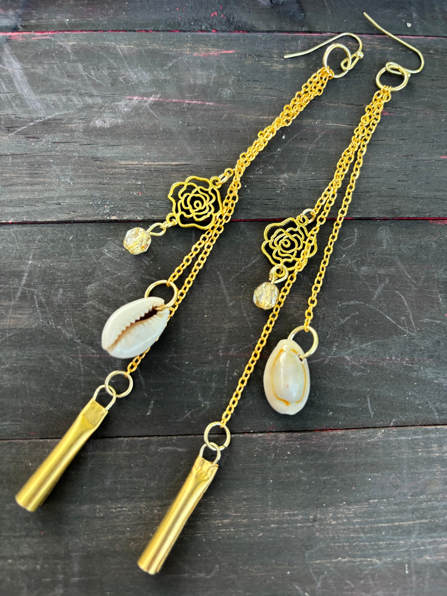 Chain with cowrie shell